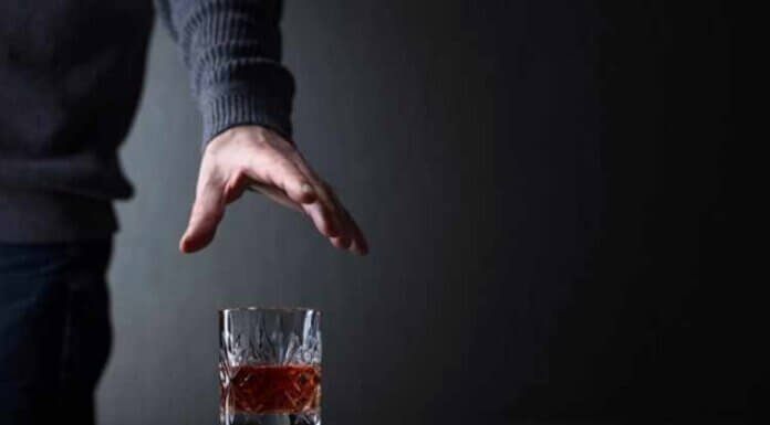 Watch Out for These 7 Tell-Tale Signs of an Alcoholic Watch Out for These 7 Tell-Tale Signs of an Alcoholic